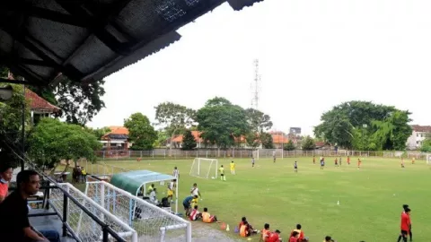 Pelatih Persebaya Kecewa Stadion Bali, Reaksi KONI Bikin Bingung - GenPI.co BALI