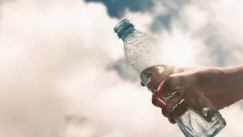 Bahaya Kesehatan, Alasan Tak Boleh Isi Ulang Air di Botol Plastik - GenPI.co BALI