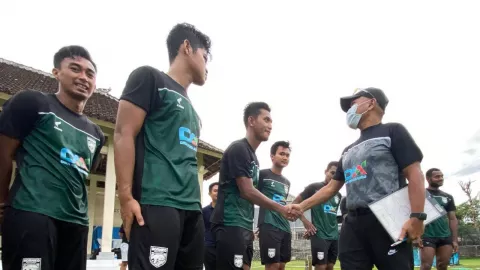BRI Liga 1: Pelatih Borneo FC Fakhri Husaini Ancam Bali United - GenPI.co BALI