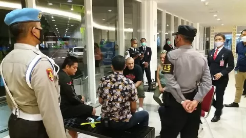 Viral! Bule Mengamuk di Bandara Ngurah Rai Bali, Ada Apa? - GenPI.co BALI
