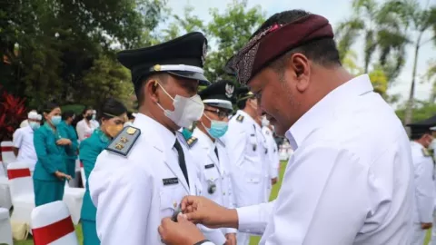 Bupati Gianyar Bali Mahayastra Ancam Perbekel Tangani Masalah Ini - GenPI.co BALI