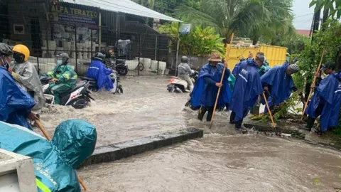 Denpasar Kena Air Bah Usai Bali Diguyur Hujan 15 Jam Nonstop - GenPI.co BALI