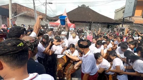 Festival Omed-Omedan Bali Diikuti 25 ABG, Belasan Kesurupan - GenPI.co BALI
