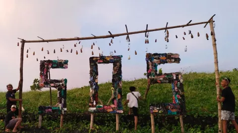 Kreatifitas Pemuda di Tabanan Bikin Seni dari Sampah di Pantai - GenPI.co BALI