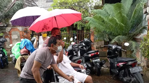 Salut! Polisi Bali Ini Jemput Penyandang Difabel untuk Vaksinasi - GenPI.co BALI