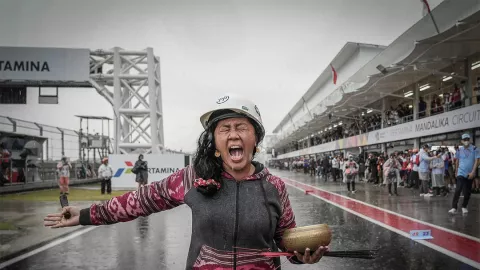 'Sindir' Kesaktian Pawang Hujan Rara Isti di MotoGP, Kata BMKG? - GenPI.co BALI