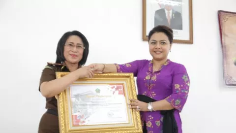 Profil Eka Wiryastuti, Eks Bupati Tabanan Tersandung Korupsi - GenPI.co BALI