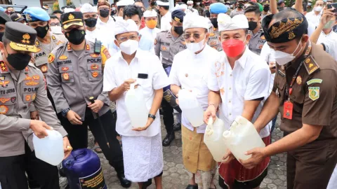 Gubernur Bali Koster Murka, Bareng Polisi Musnahkan Arak Gula - GenPI.co BALI