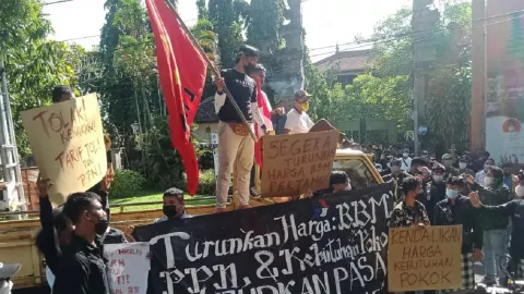 Demo 11 April: Mahasiswa Bali Tuntut Jokowi, Sentil Buzzer - GenPI.co BALI