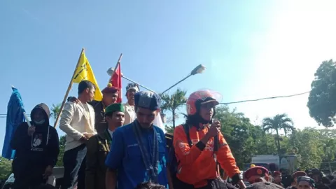 Ojol Nimbrug Demo Mahasiswa Bali, Teriaki Gubernur Koster Ini - GenPI.co BALI