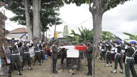 Tewas Dalam Kecelakaan Merauke, Prajurit TNI Bali Ini Dimakamkan - GenPI.co BALI