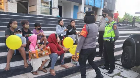 Bocah Dagang Tisu Diciduk Imbas Viral Pelecehan Bule di Kuta Bali - GenPI.co BALI