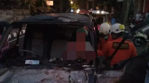 Kecelakaan Mobil Tabrak Truk Sampah Karangasem Bali, Korban? - GenPI.co BALI