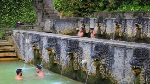 Lebaran: Turis Ramai ke DTW Buleleng Bali, Polisi Lakukan Ini - GenPI.co BALI