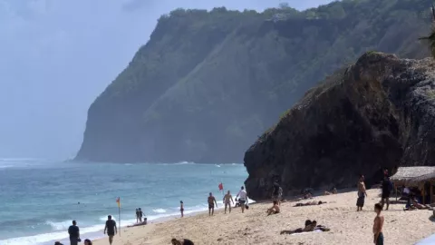 Gelombang Tinggi 'Kacaukan' Pantai Melasti Badung Bali, Efeknya? - GenPI.co BALI