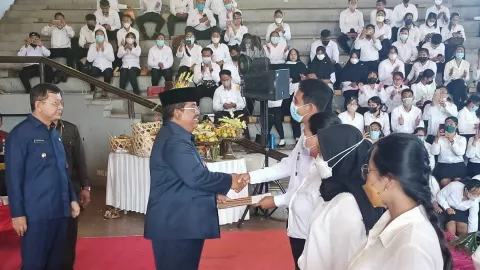 Bupati Suradnyana Sentil Bonus, 544 PPPK Guru Buleleng Girang - GenPI.co BALI