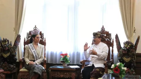 Ke Miss Universe, Putri Indonesia Laksmi Shari Mohon Restu Bali - GenPI.co BALI