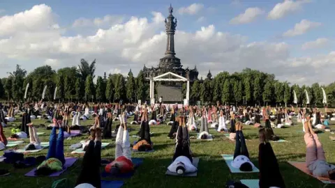Manfaat Ini, Ribuan Peserta Ikut Hari Yoga Internasional di Bali - GenPI.co BALI
