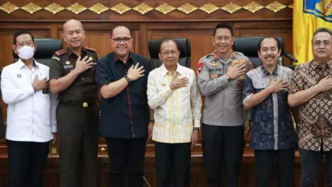 Pertahankan Ribuan Honorer Bali, Ini Taktik Gubernur Koster - GenPI.co BALI