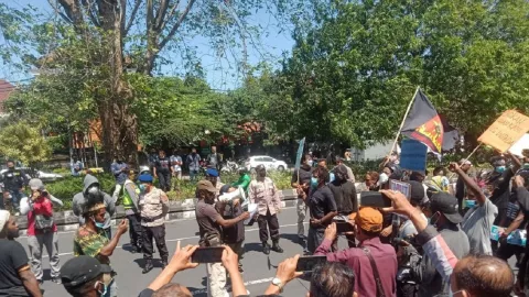Polisi Jamming Efek Demo Mahasiswa Papua, Renon Hilang Sinyal - GenPI.co BALI