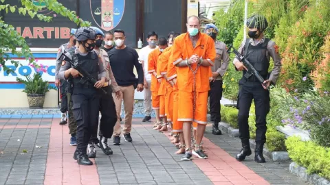 Kawanan Bule Ini Diborgol Kaki & Tangan, Kejahatan di Bali Fatal - GenPI.co BALI