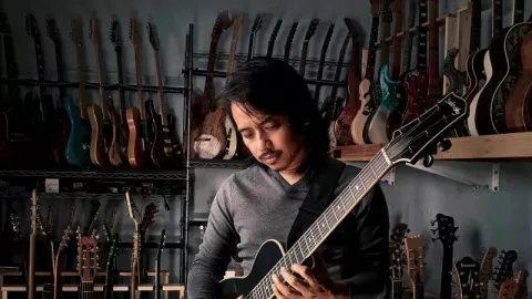 Profil Musisi Dewa Budjana, Gitaris Gigi Asli Bali - GenPI.co BALI