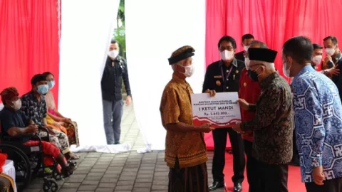 Bagikan Bansos Rp 7 M, Wapres Amin Minta Doa Semeton Bali - GenPI.co BALI