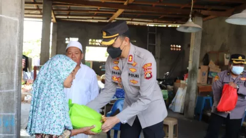 Wow! Dua Wanita Tertua di Buleleng Dapat Hadiah dari Polisi - GenPI.co BALI
