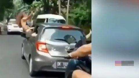 Viral Cewek Bule Joget saat Mobil Melaju, Aksi Polisi Bali? - GenPI.co BALI