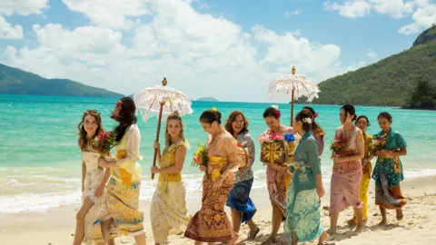 Angkat Budaya Bali, Sinopsis Film Ticket to Paradise - GenPI.co BALI