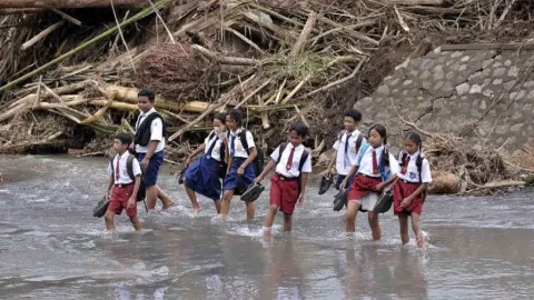 Banjir Jembrana Bikin Jembatan Ambruk, Pelajar Nekat Begini - GenPI.co BALI