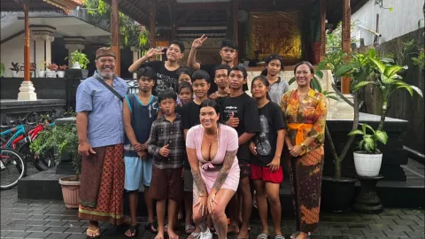 Panen Hujatan Imbas Busana di Bali, Bule Australia Sebut Ini - GenPI.co BALI