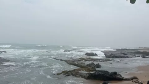 Gelombang Tinggi! Wisatawan Dilarang Berenang di 9 Pantai Ini - GenPI.co BANTEN