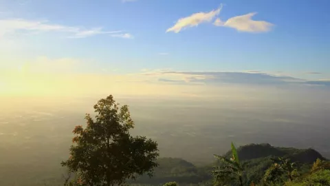 Keindahan dan Legenda Sumur Keramat di Puncak Gunung Karang - GenPI.co BANTEN