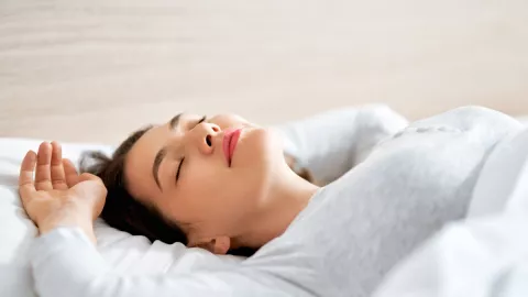 Tidur di Lantai Punya Manfaat Bagus untuk Kesehatan - GenPI.co BANTEN