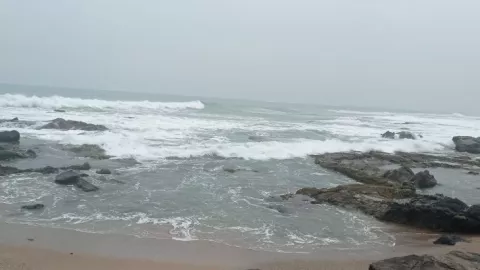 Cuaca Buruk, BPBD Larang Wisatawan Berenang di Pantai Selatan - GenPI.co BANTEN