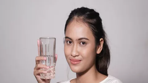 4 Cara Minum Air Hangat yang Baik dan Benar untuk Kesehatan Tubuh - GenPI.co BANTEN