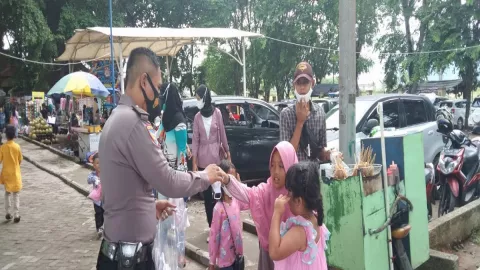 Polsek Kramatwatu Bagikan Masker Kepada Pengunjung Tempat Wisata - GenPI.co BANTEN