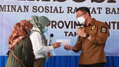 Pemprov Banten Salurkan Jamsosratu untuk 50.000 RTS - GenPI.co BANTEN