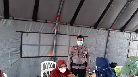 Sat Bimas Polres Lebak Monitoring Sejumlah Titik Vaksinasi Massal - GenPI.co BANTEN