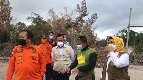 Datang ke Lokasi, Ratu Tatu Sumbang Korban Erupsi Gunung Semeru - GenPI.co BANTEN