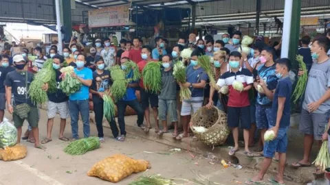 Penjualan Sepi, Omzet Anjlok, Pedagang Jatiuwung Buang Sayuran - GenPI.co BANTEN