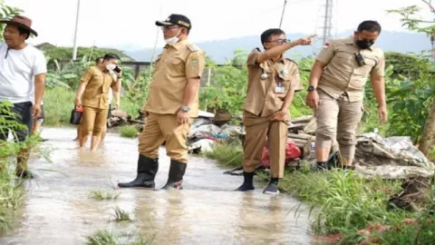 Walkot Cilegon Tinjau Lokasi Banjir, Warga: Karena Proyek Pabrik - GenPI.co BANTEN