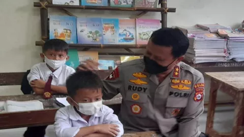 Polda Banten Berikan Bantuan Sepatu untuk SDN Ujung Tebu 3 - GenPI.co BANTEN