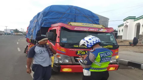 Ditlantas Polda Banten Tilang Kendaraan ODOL di Serang - GenPI.co BANTEN