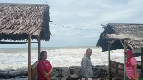 Gelombang Tinggi, Pedagang di Pantai Pasauran Pilih Tak Berjualan - GenPI.co BANTEN