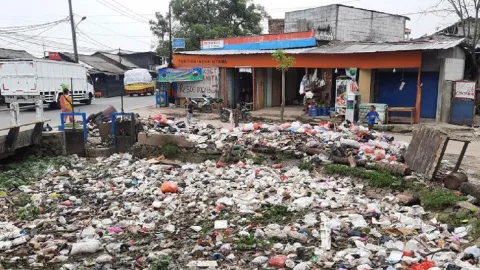 Waduh, Tumpukan Sampah di Wates Kalimati Ganggu Warga - GenPI.co BANTEN