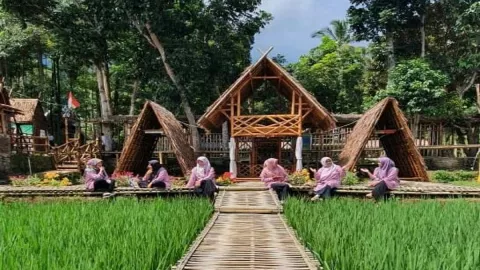 Saung Karuhun Pandeglang, Wisata Iseng-iseng yang Mendadak Ramai - GenPI.co BANTEN