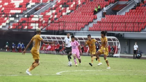 Persita Ditahan Imbang Bhayangkara FC 2-2, Diwarnai Kartu Merah - GenPI.co BANTEN