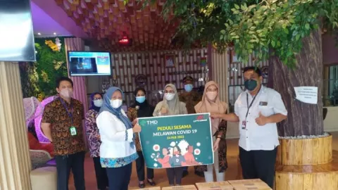 LPKR Beri Bantuan untuk Warga Isoman di Kelapa Dua Tangerang - GenPI.co BANTEN